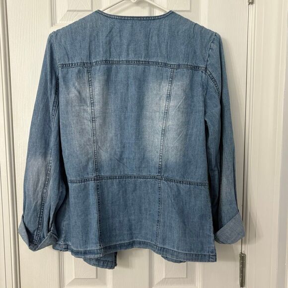 AMX Women’s Light Wash Chambray Denim Jacket Size M - Picture 2 of 8